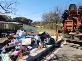 문경시청년봉사단 쓰레기 9톤 실어내는 봉사활동 참여 기사 이미지