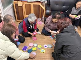 단양군가족센터, 결혼이주여성 역량강화 프로그램 ‘미디어로 배우는 뜨개교실’ 성료 기사 이미지