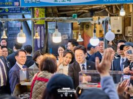 이재명 대통령 부부, 창원 반송시장 방문 기사 이미지