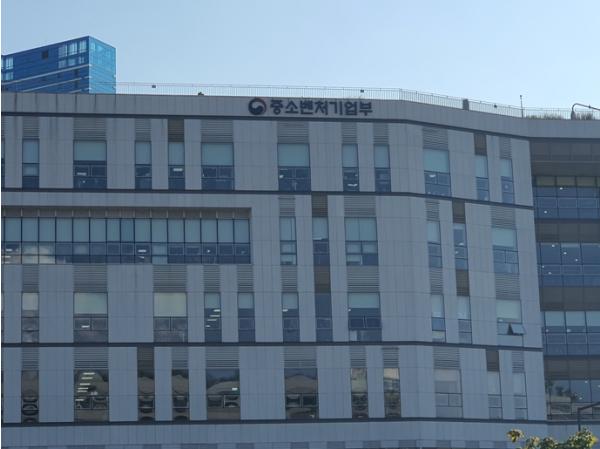 ‘현장이 뽑고, 국민이 지켜본’ 중기부 특별성과 포상, 5개 과제 10명에게 총 3,400만 원 수여