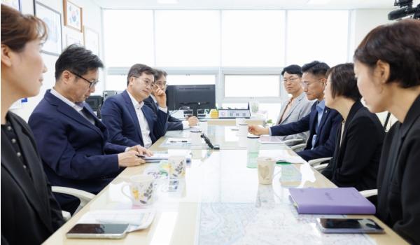 김동연 경기도지사, 고유가 피해지원금 현장 방문. 담당 직원 등 격려