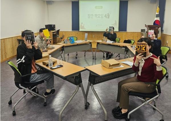 제주도교육청 서귀포도서관, 이수 작가와 함께한 ‘사서로운 책담’ 운영 기사 이미지
