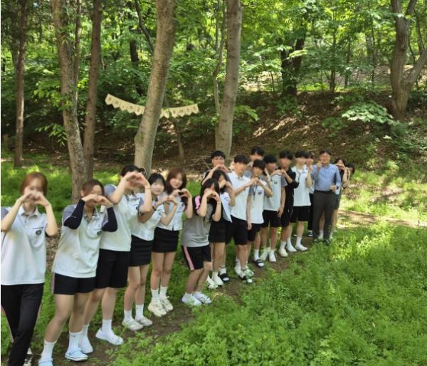 안산 성포고, 스승의 은혜 카네이션으로 전한 감사,  학교숲에 새긴 존경의 마음  기사 이미지