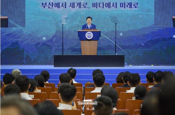 이재명 대통령 '우리 해운·항만사업을 국가전략산업으로 육성할 것'