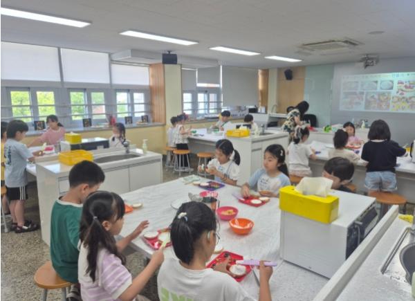 “입고, 만들고, 두드리며 세계를 만나요!” 대구시교육청, ‘여름방학 세계문화탐구체험학습’ 운영