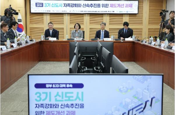 경기도, 3기 신도시 신속추진·자족기능 강화 위한 13개 과제 국회서 논의 추미애 “‘선 교통, 후 입주’ 현재 제도로는 불가능…제도개선 필요”